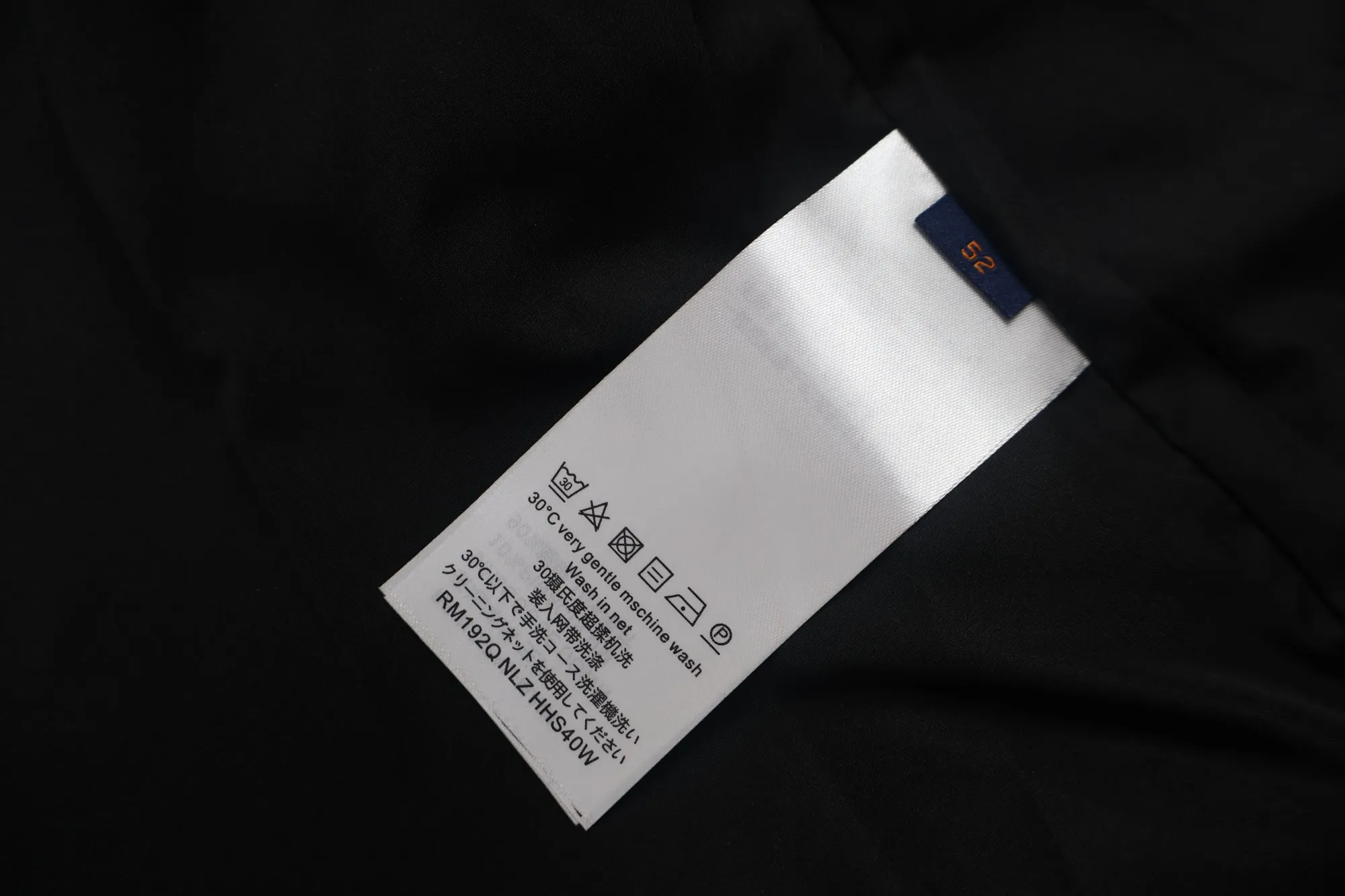 🅿️1100 1v technical leather embossed embossed down vest (black) This waist jacket is a technical leather full-width embossed Monogram pattern. The outer fabric is made of 100% nylon as a black technical film coating, and the other lining is 84% ​​polyester fiber + 16% nylon blended fabric. The national standard 480g 90% goose down filling has good fluffiness and no sense of oppression when worn on the body. The slim fit makes you slim and avoids bloat. The design concept is very outstanding. It comes from vacuum filling technology, which increases the air barrier and maintains the original softness, elasticity and feel of down. It has an anti-drilling design, three layers of anti-drilling fabrics, four layers of locking velvet technology, and an embossed process on the face. Stand collar and elastic cuffs enhance comfort. Molded hardware zipper pullers, molded engraved eyelets at the hem tightening area, adjustable elastic drawstrings, exclusive heavy-duty style. Size:50-52-54-56